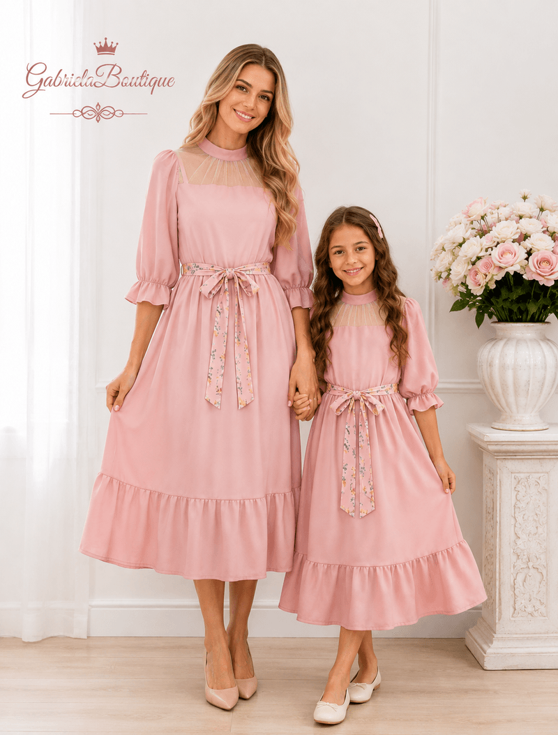 Rochie Mamă–Fiică Roz Pudrat cu Cordon Floral Elegant | GabrielaBoutique