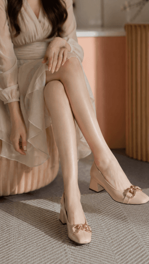 Pantofi eleganți bej cu accesoriu auriu | GabrielaBoutique