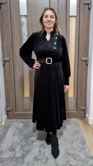 Rochie de toamna- iarna neagra | Rochie neagra cu nasturi aurii | Rochie neagra din catifea in pliuri | 350 lei